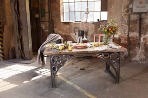 Kovový jídelní stůl Vintage