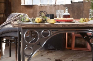 Kovový jídelní stůl Vintage
