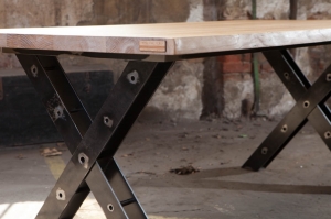 Ocelový jídelní stůl Double X Frame
