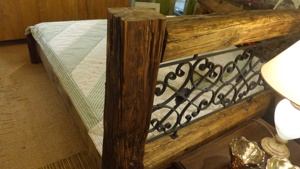 postel-ze-starych-tramu-tramova-s-kovarinou-detail